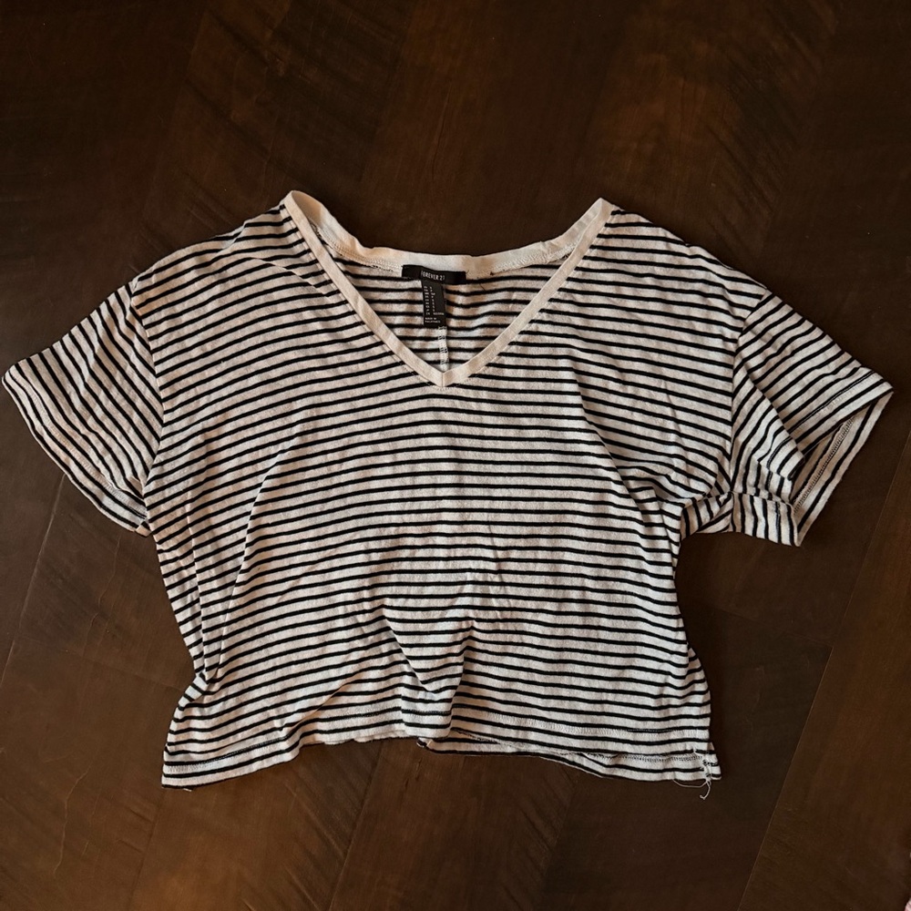 💛 Forever 21 Black and White Striped V-Neck crop Tee